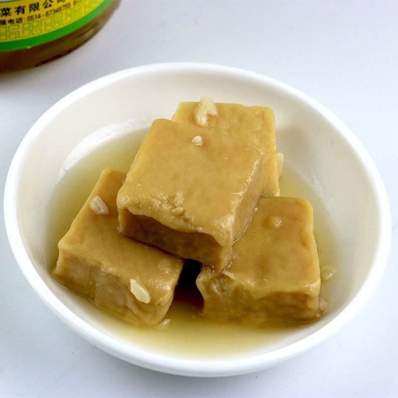 Yangzhou Sanhe Simei Zao Fang Fermented Tofu (Sufu), 500g jar 揚州三和四美糟方腐乳500g瓶裝
यांगझोउ सान्हे सिमेई ज़ाओ फांग फर्मेंटेड टोफू (सुफू), 500g बोतलबंद
Tofu fermentado Zao Fang de Yangzhou Sanhe Simei, 500g en frasco
